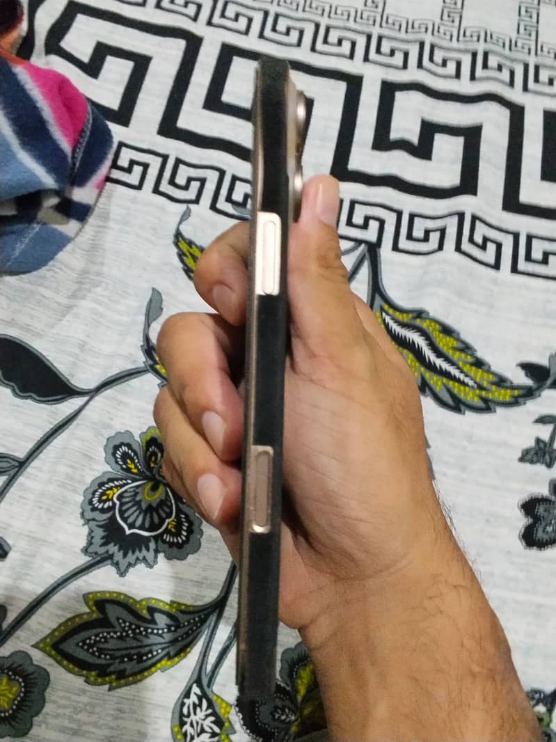 Apple iPhone 16 Pro Max 0