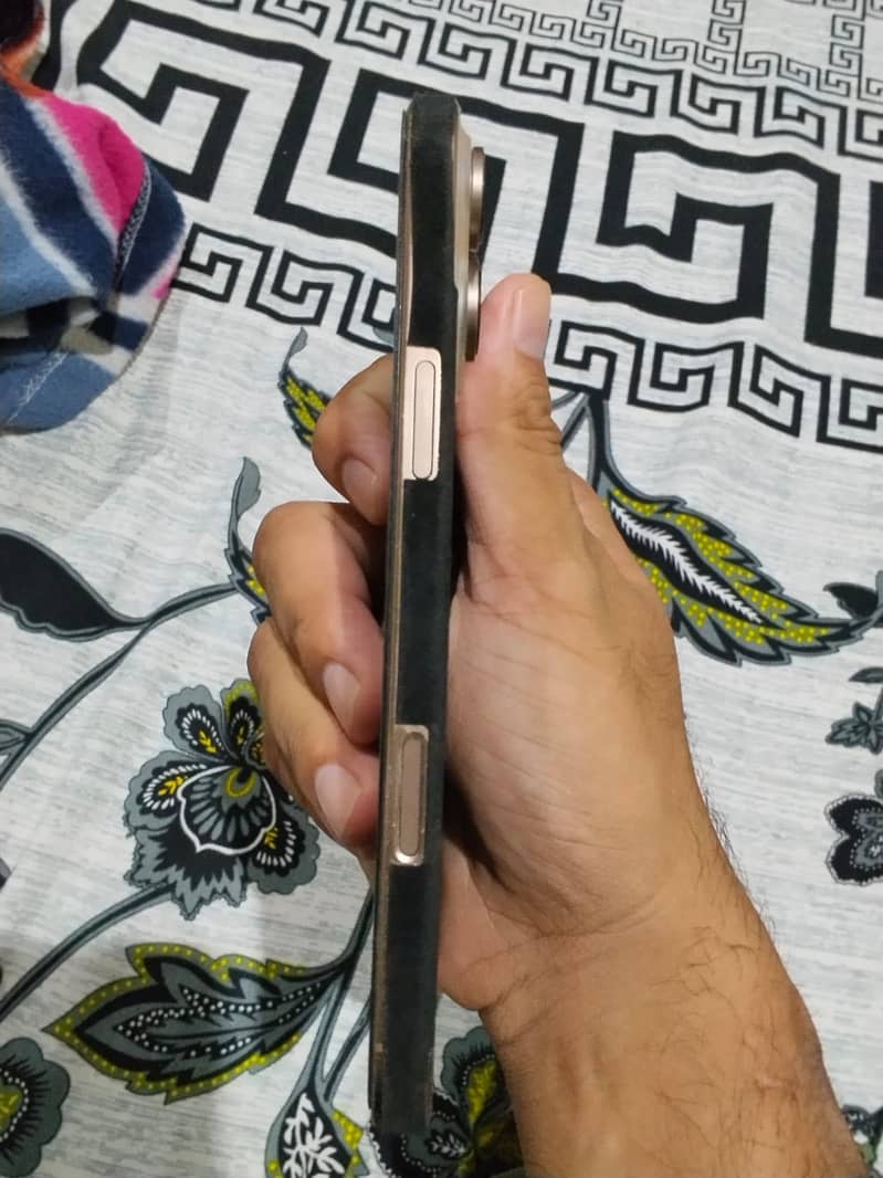 Apple iPhone 16 Pro Max 2