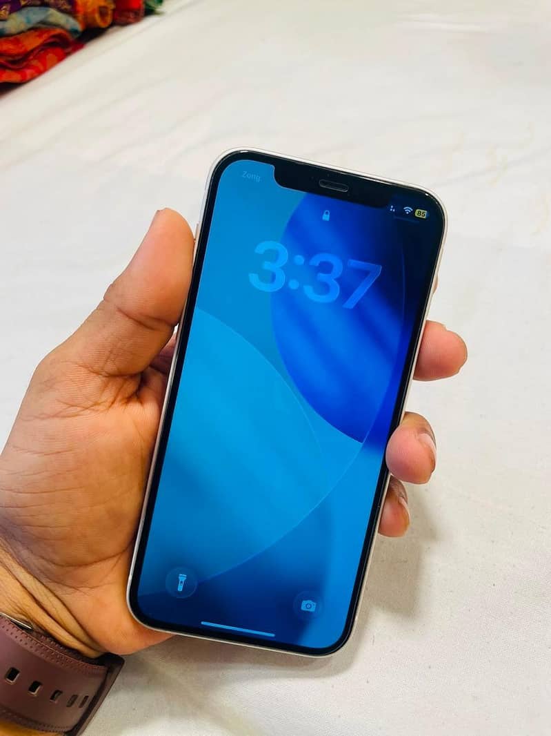 Apple iPhone 12 4