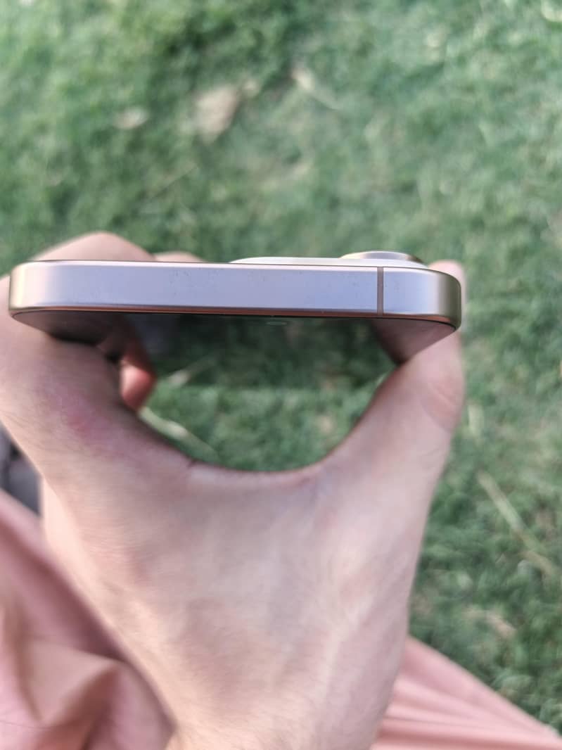 Apple iPhone 16 Pro Max 2