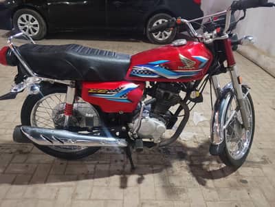 Honda cg 125 (2013) Karachi no (nchy add prho sab likha diya he)