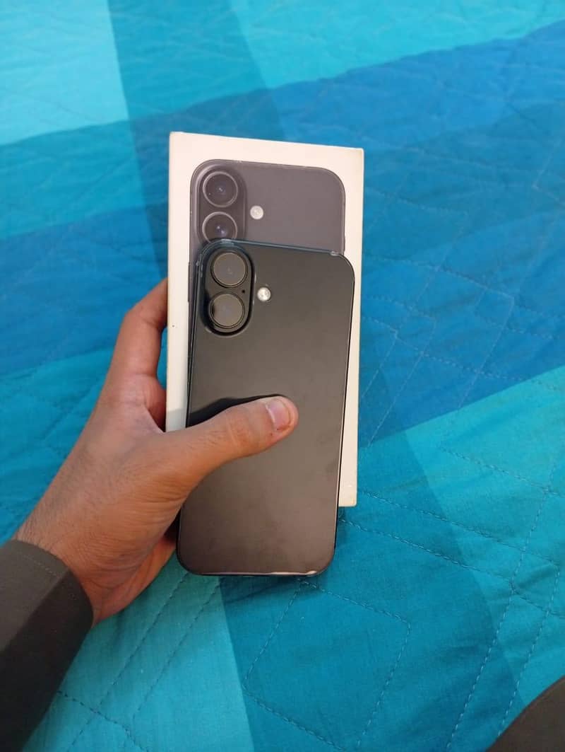 Apple iPhone 16 3