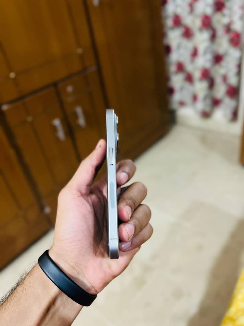 Apple iPhone 15 Pro 2