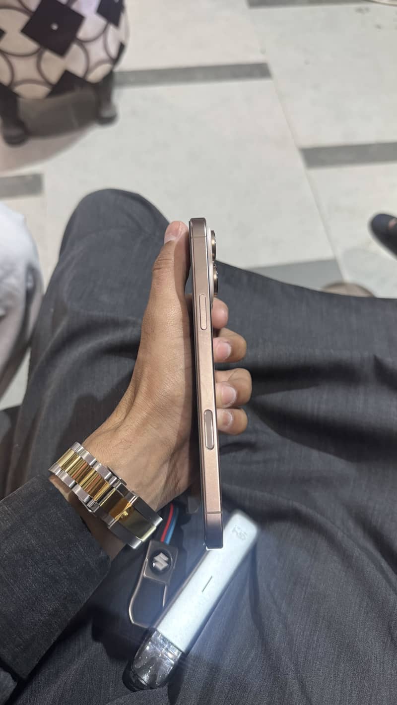 Apple iPhone 16 Pro Max 1