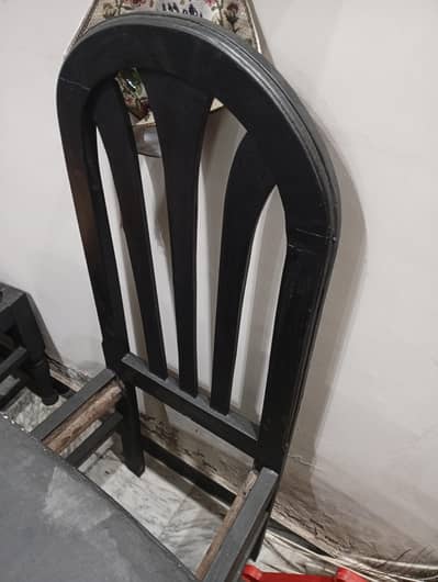 5 chairs but one chair ki gadi nae haii