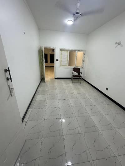 In Gulshan-e-Iqbal - Block 5 Office For rent Sized 1000 Square Feet