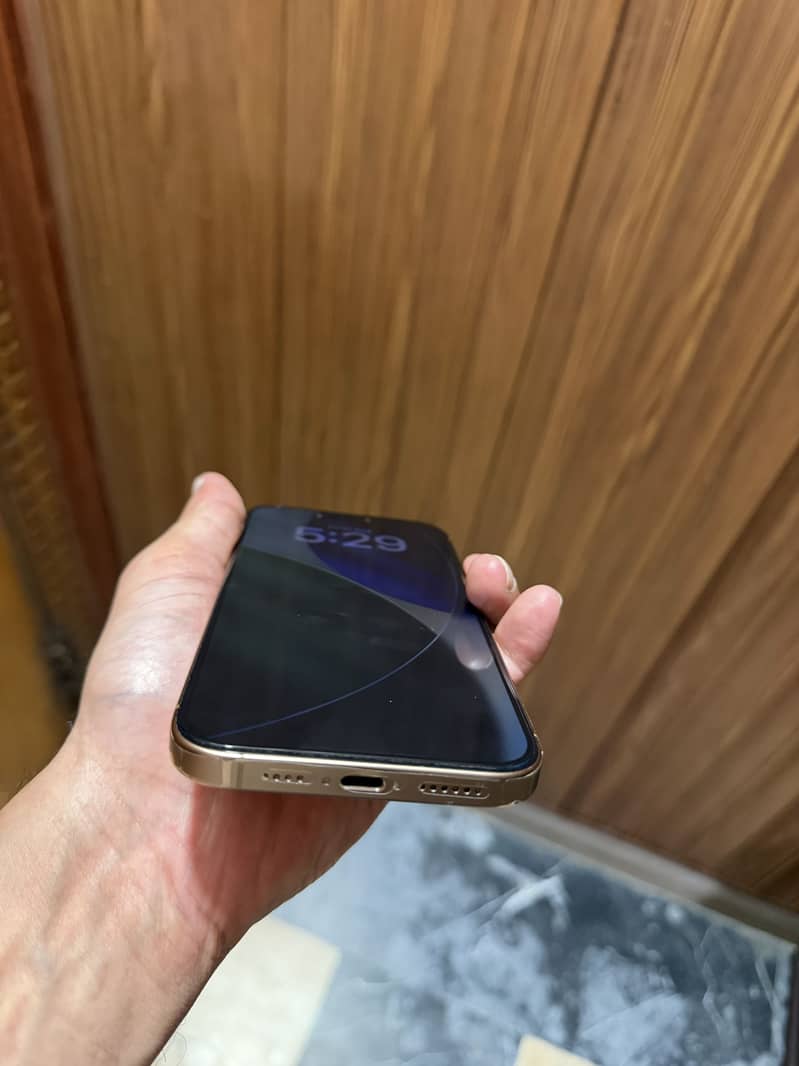 Apple iPhone 16 Pro Max 0