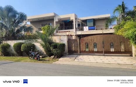 2 Kanal Old House Available For Sale Facing Park Main Ki Back Hot Location Phase 2 Block Q