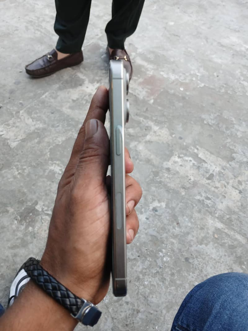 Apple iPhone 15 Pro Max 2