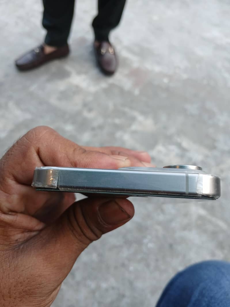 Apple iPhone 15 Pro Max 3