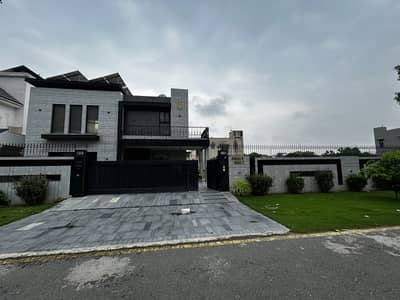 2 KANAL (1 KANAL LAWN & 1 KANAL HOUSE) ELEGANT AND FULLY MAINTAINED BUNGALOW WITH SOLAR IS AVAILABLE IN THE BEST BLOCK OF DHA LAHORE | ACs INSTALLED