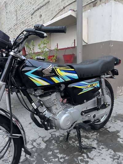 10/10 bike ki condition ha all okay genuine