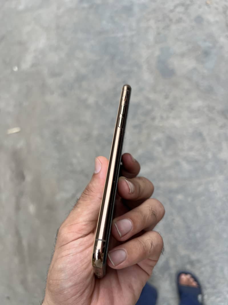 Apple iPhone 11 Pro Max 4