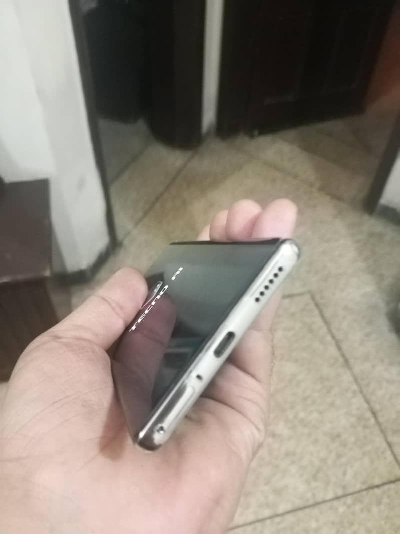 Tecno CAMON 40 Pro 4
