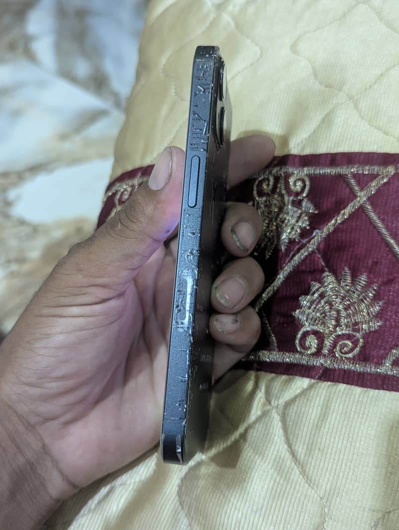 Apple iPhone 13 8