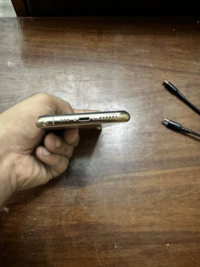 Apple iPhone XS 5