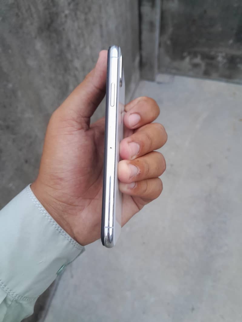 Apple iPhone X 4