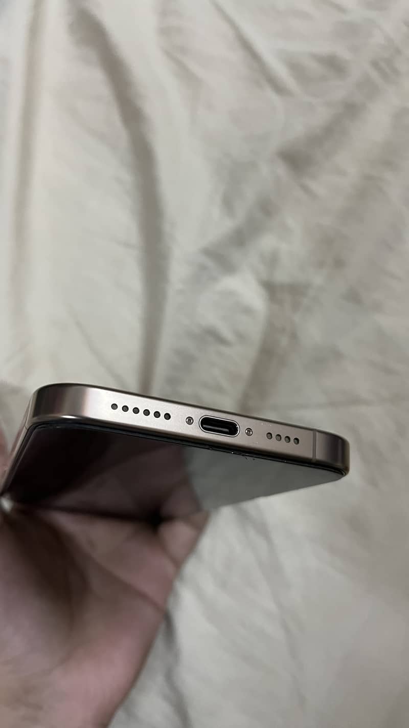 Apple iPhone 16 Pro Max 1