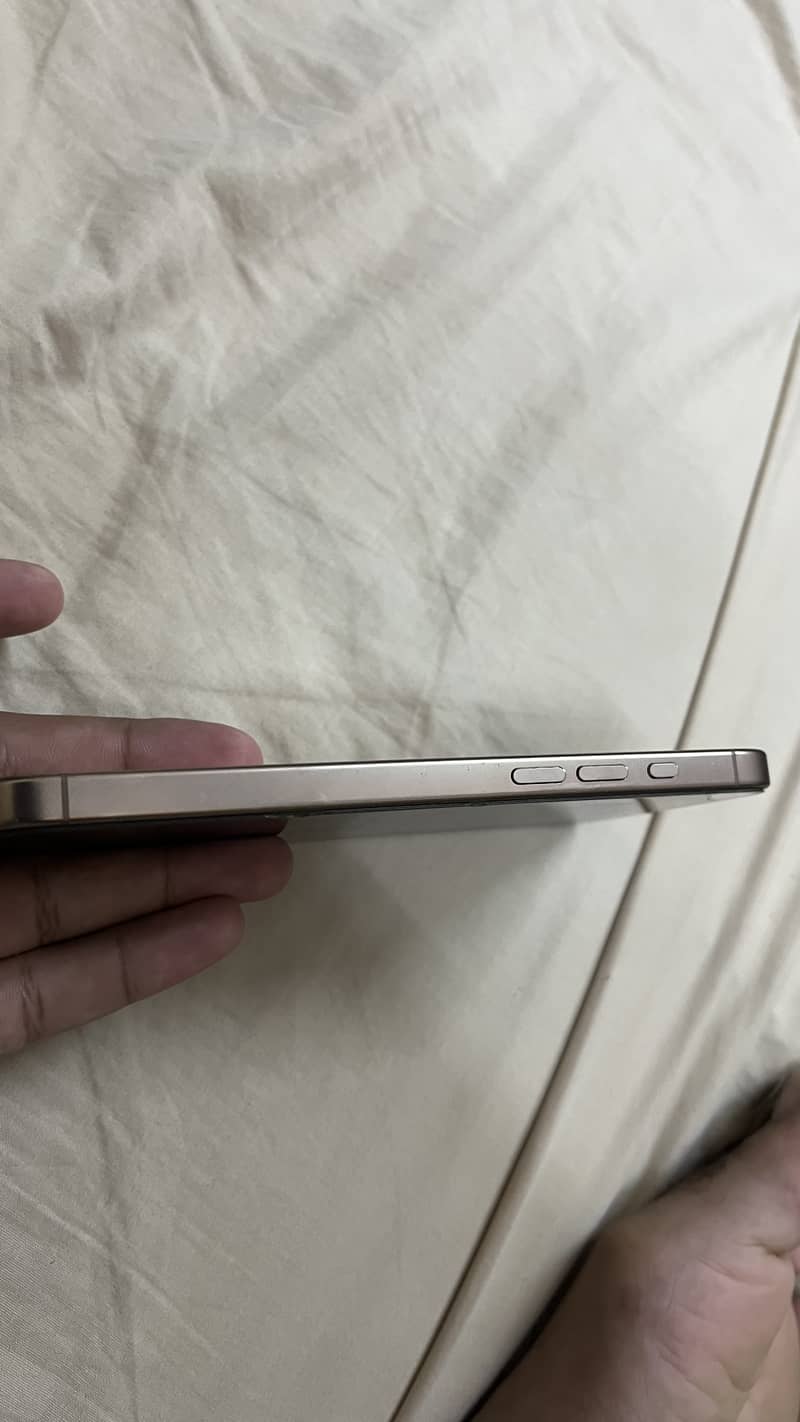 Apple iPhone 16 Pro Max 4