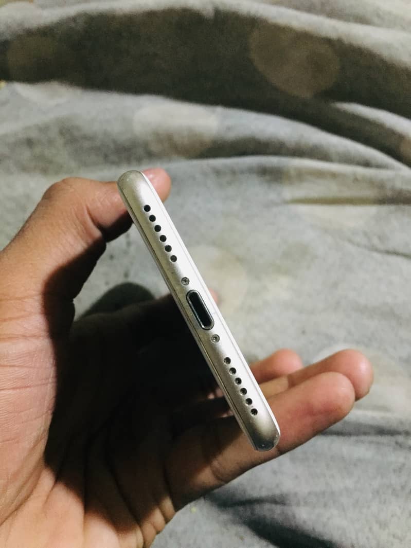 Apple iPhone 7 3
