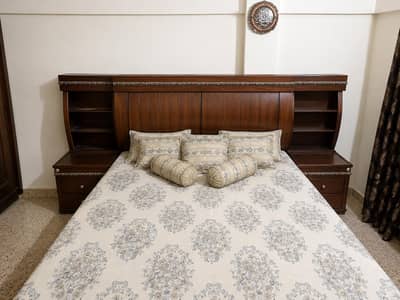 Wooden King Size Bed Set for Sale – 4 Years Old