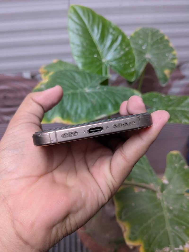 Apple iPhone 16 Pro Max 1