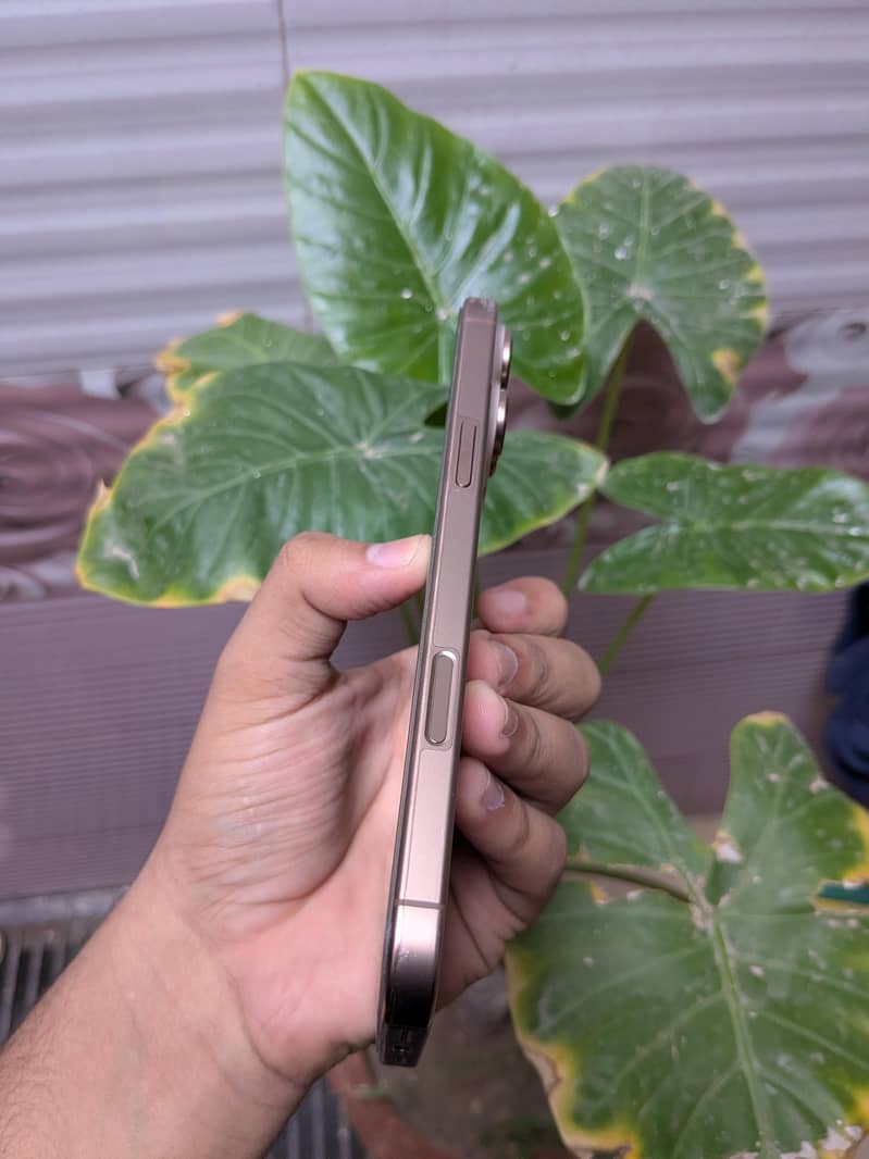 Apple iPhone 16 Pro Max 3