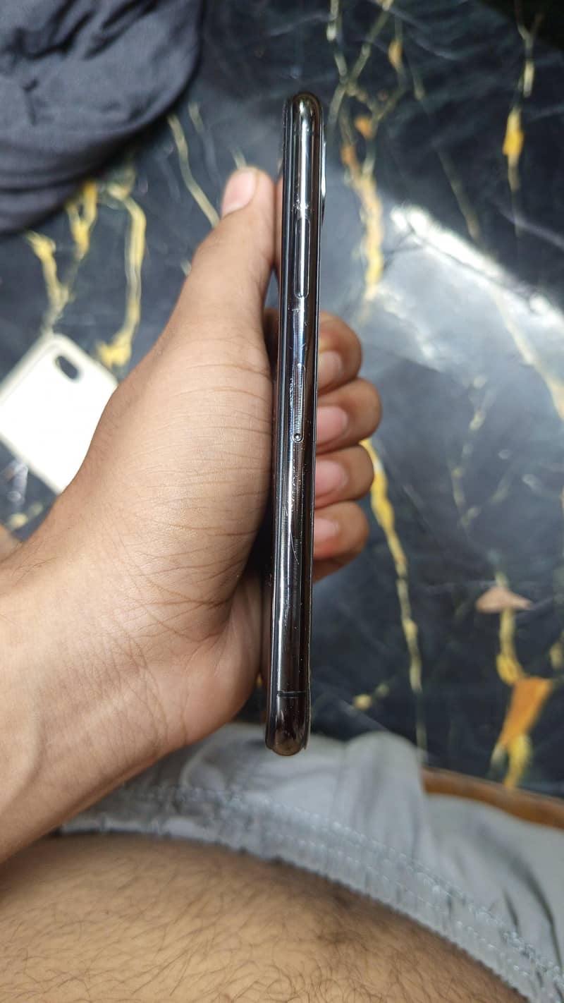 Apple iPhone X 4