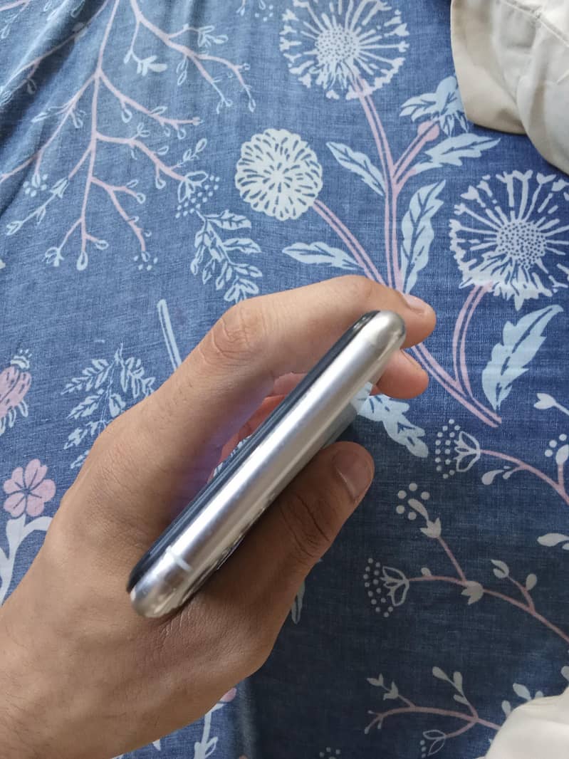 Apple iPhone 11 Pro Max 4