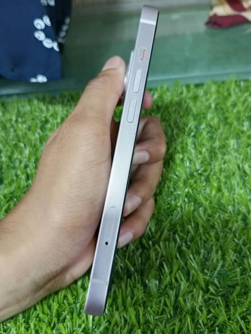 Apple iPhone 13 2
