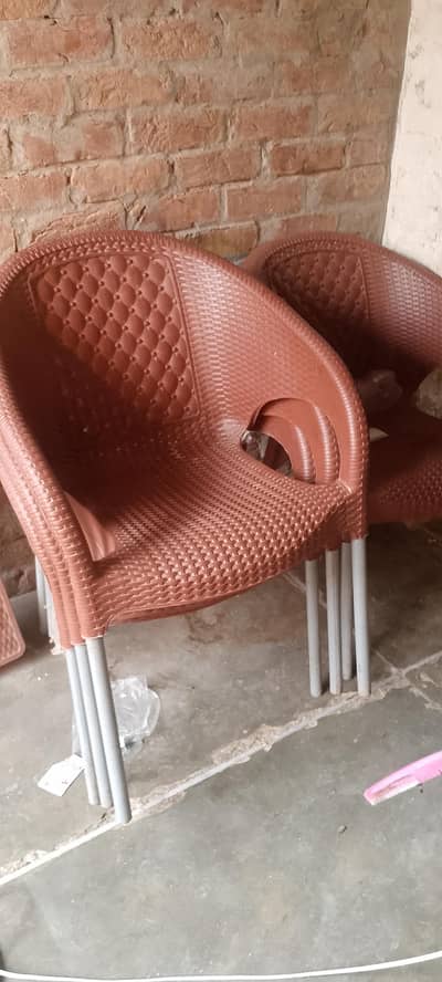 4 Mazboot Plastic Chairs + Chhoti Table For Sale