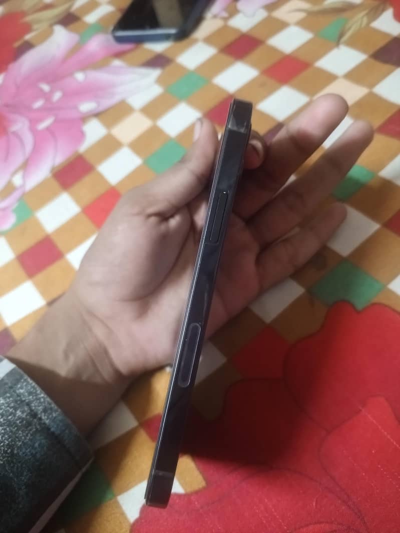 Apple iPhone 12 4