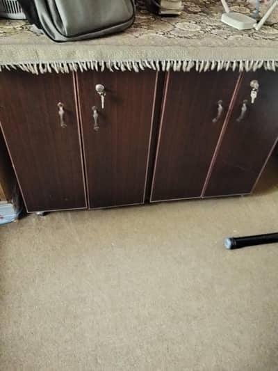 Wardrobe (istri stand)