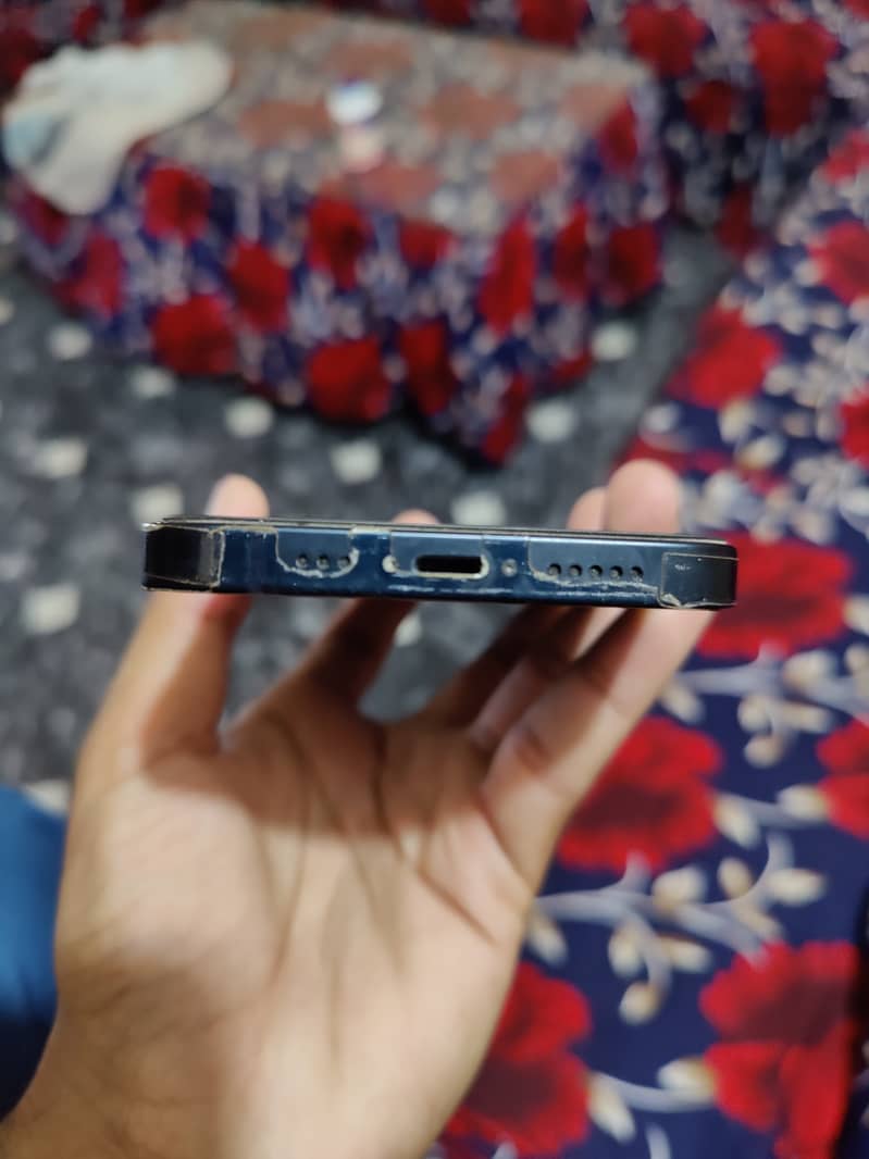 Apple iPhone 13 5