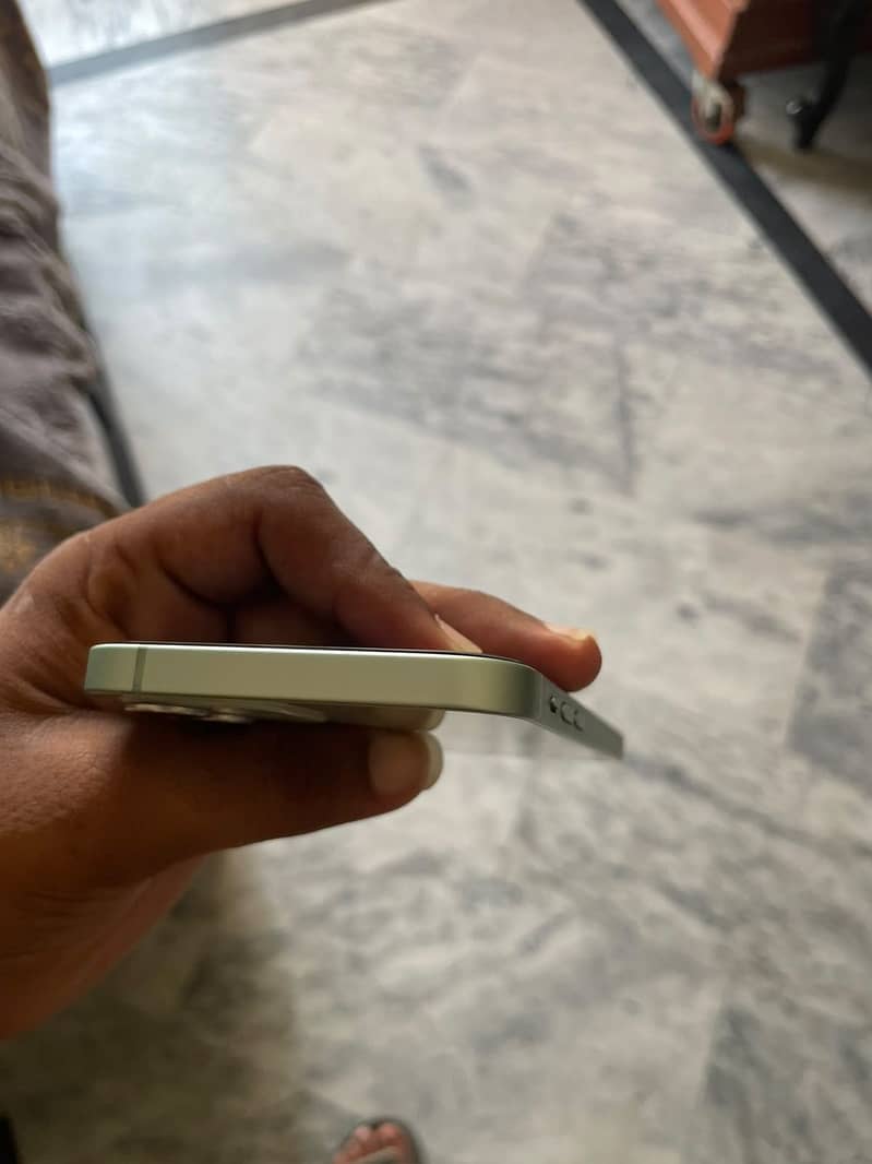 Apple iPhone 12 4