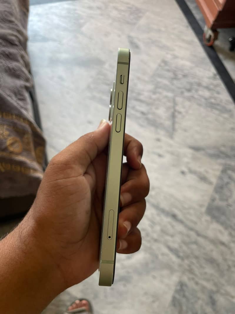 Apple iPhone 12 6