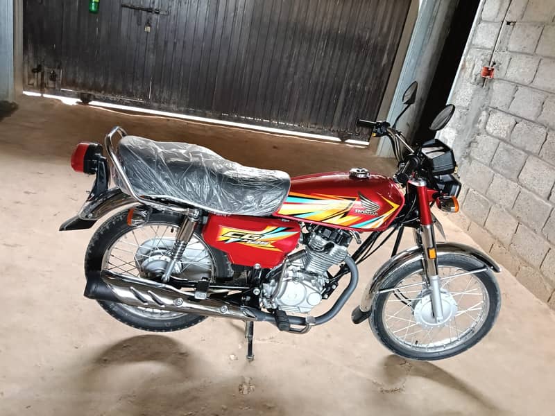 ہونڈا CG 125 ٹوٹل جینون - اسلام آباد نمبر - انتہائی کم چلی ہوئی 0