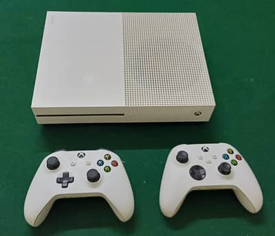 X Box One S 500 GB With 2 Controllers in Excellent Condition