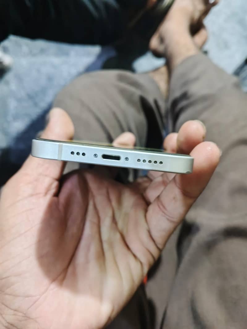 Apple iPhone 12 4