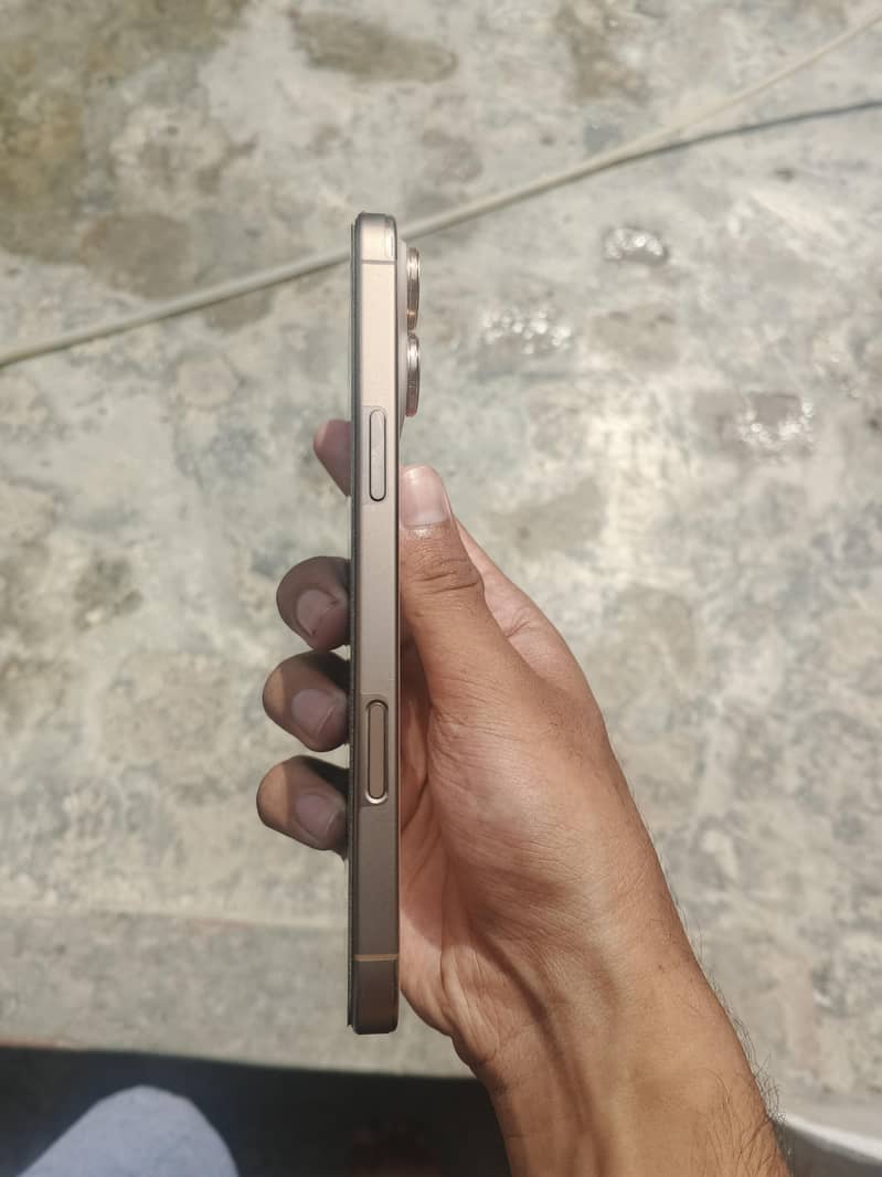 Apple iPhone 16 Pro Max 2