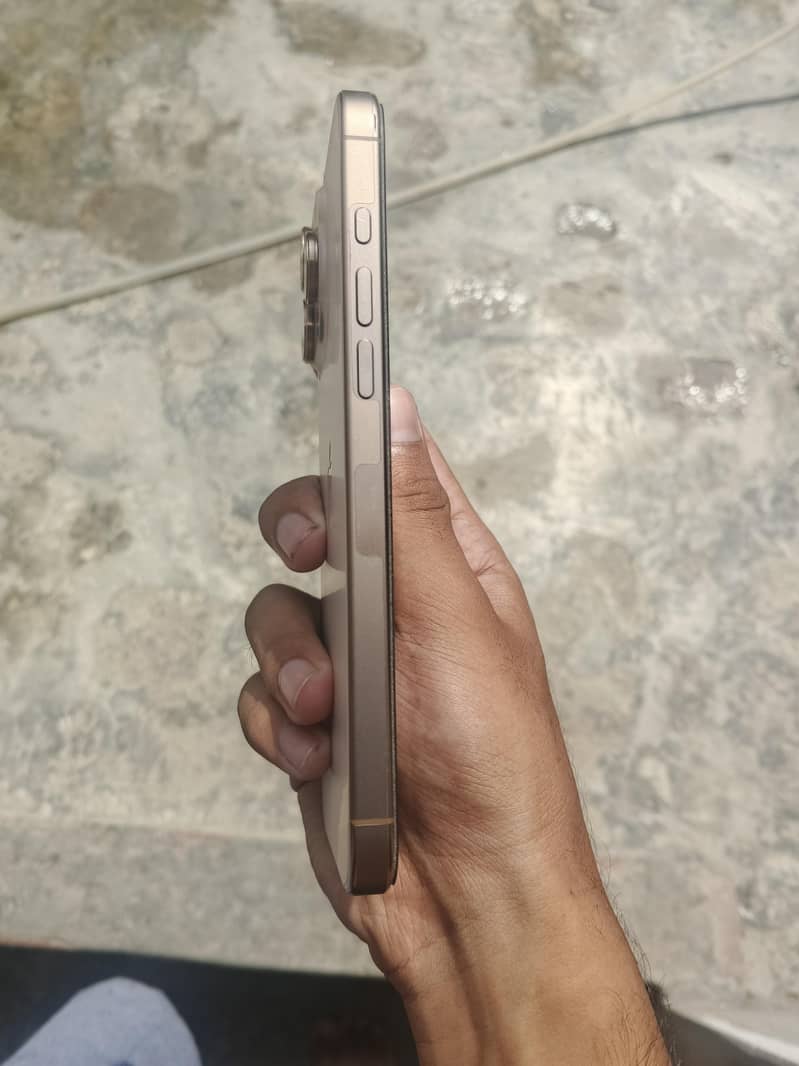 Apple iPhone 16 Pro Max 3