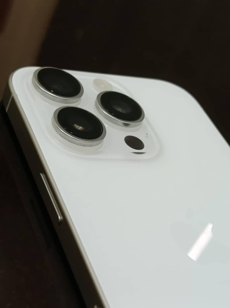 Apple iPhone 16 Pro 0