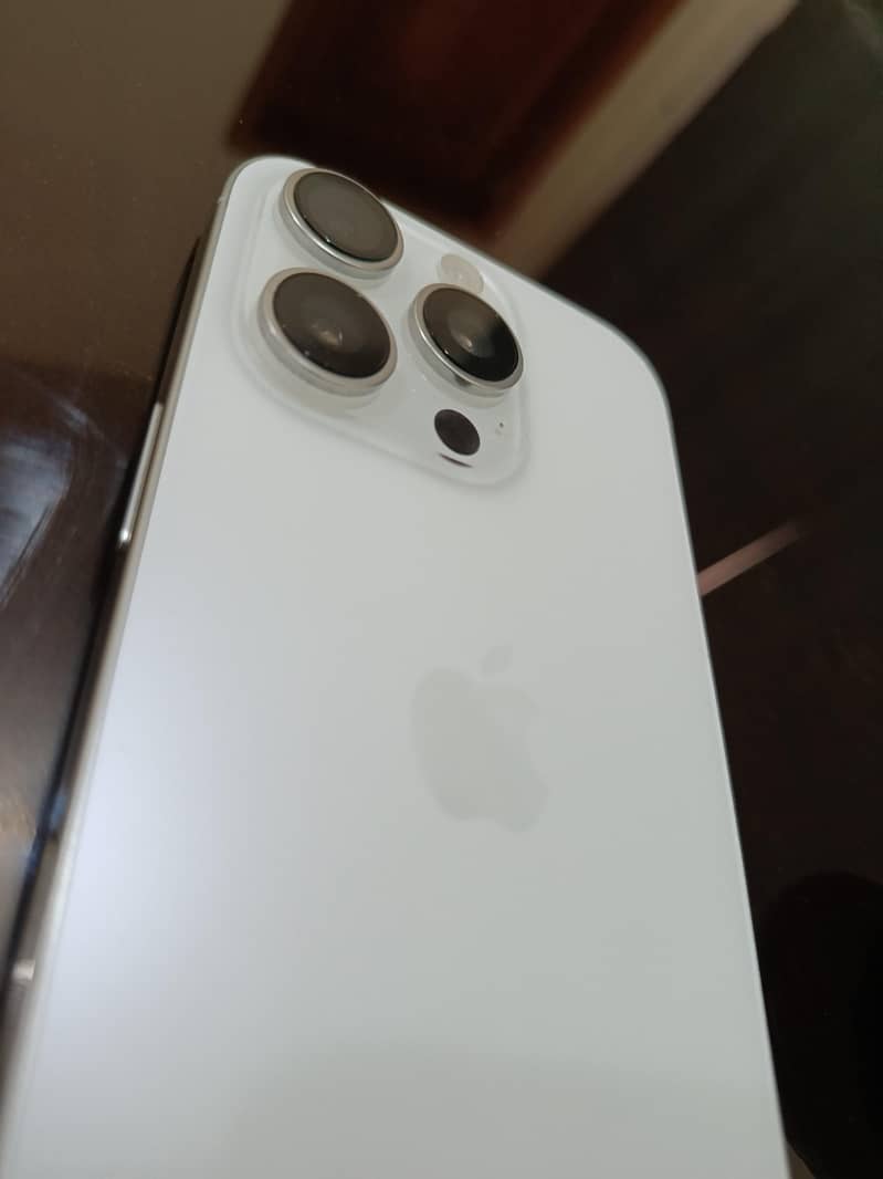 Apple iPhone 16 Pro 4
