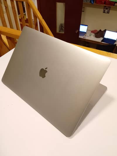 MacBook Pro 15-inch (2017) – i7 | 16GB RAM | 512GB SSD