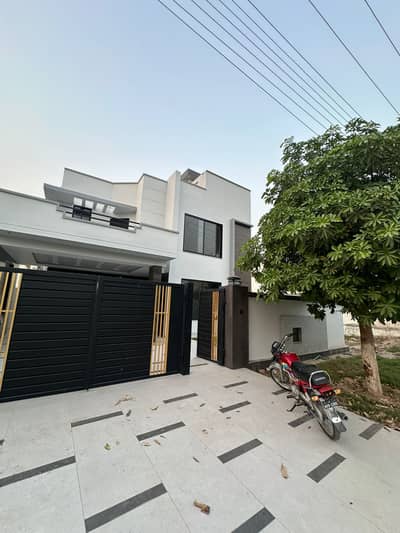 Aesthetic Prime Location House Of 10 Marla For Sale