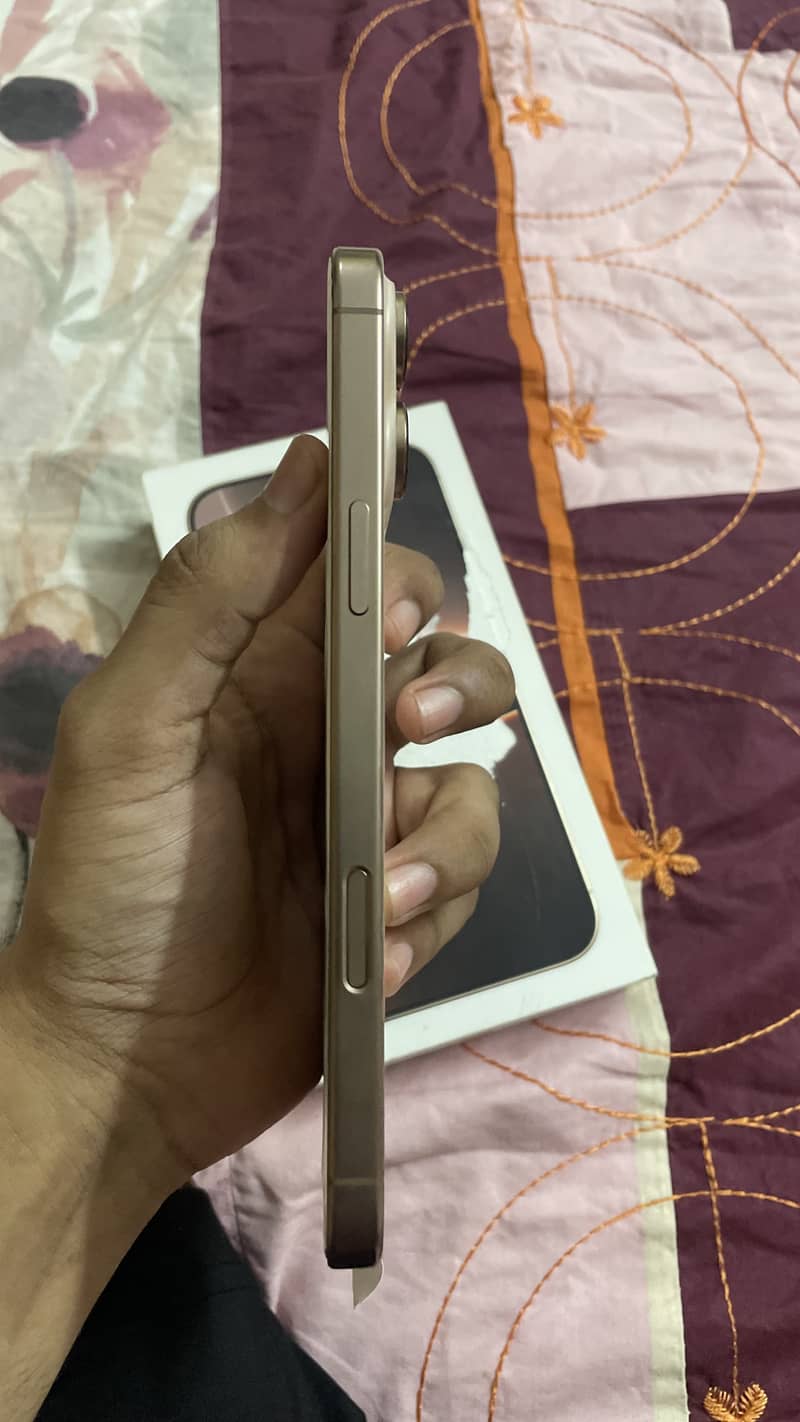 Apple iPhone 16 Pro Max 4