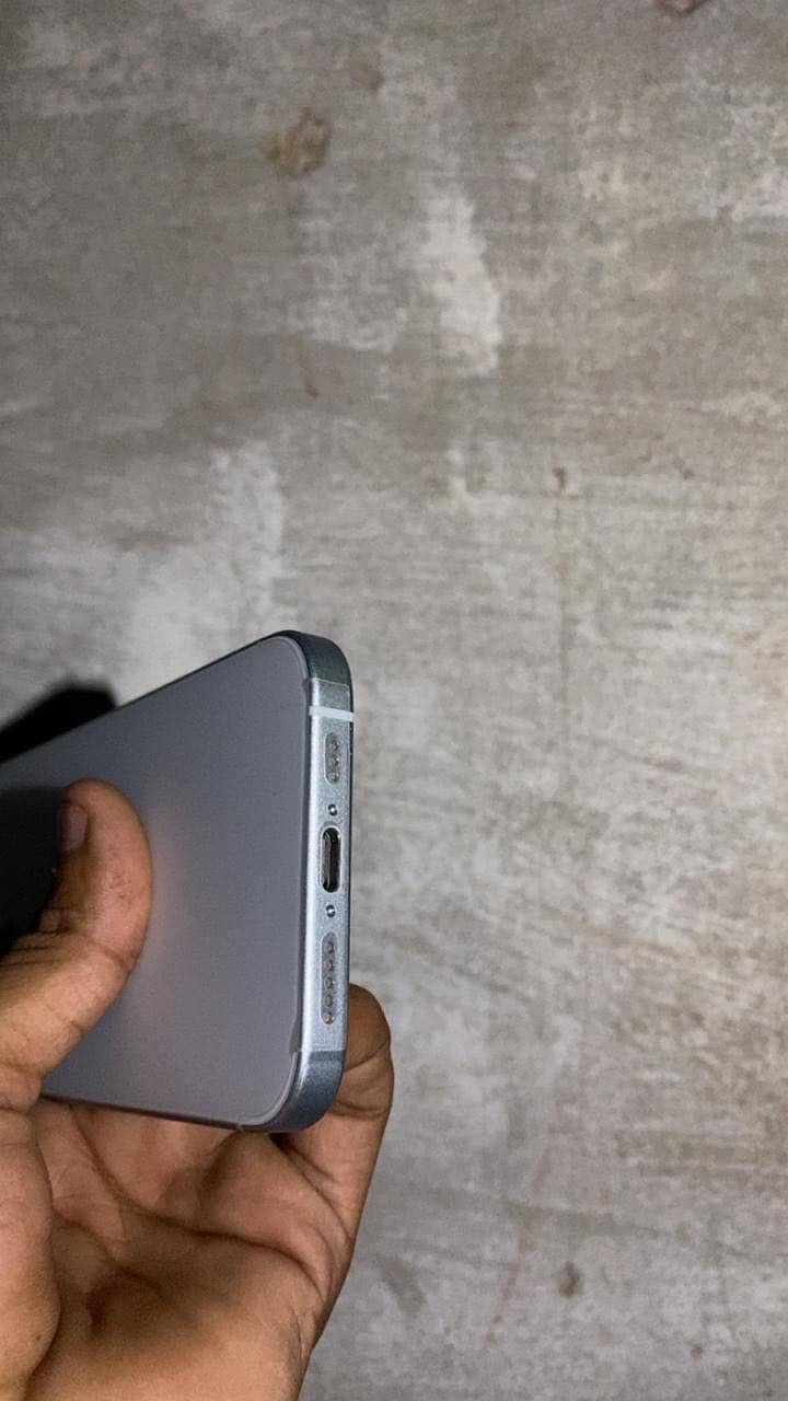 Apple iPhone 15 4