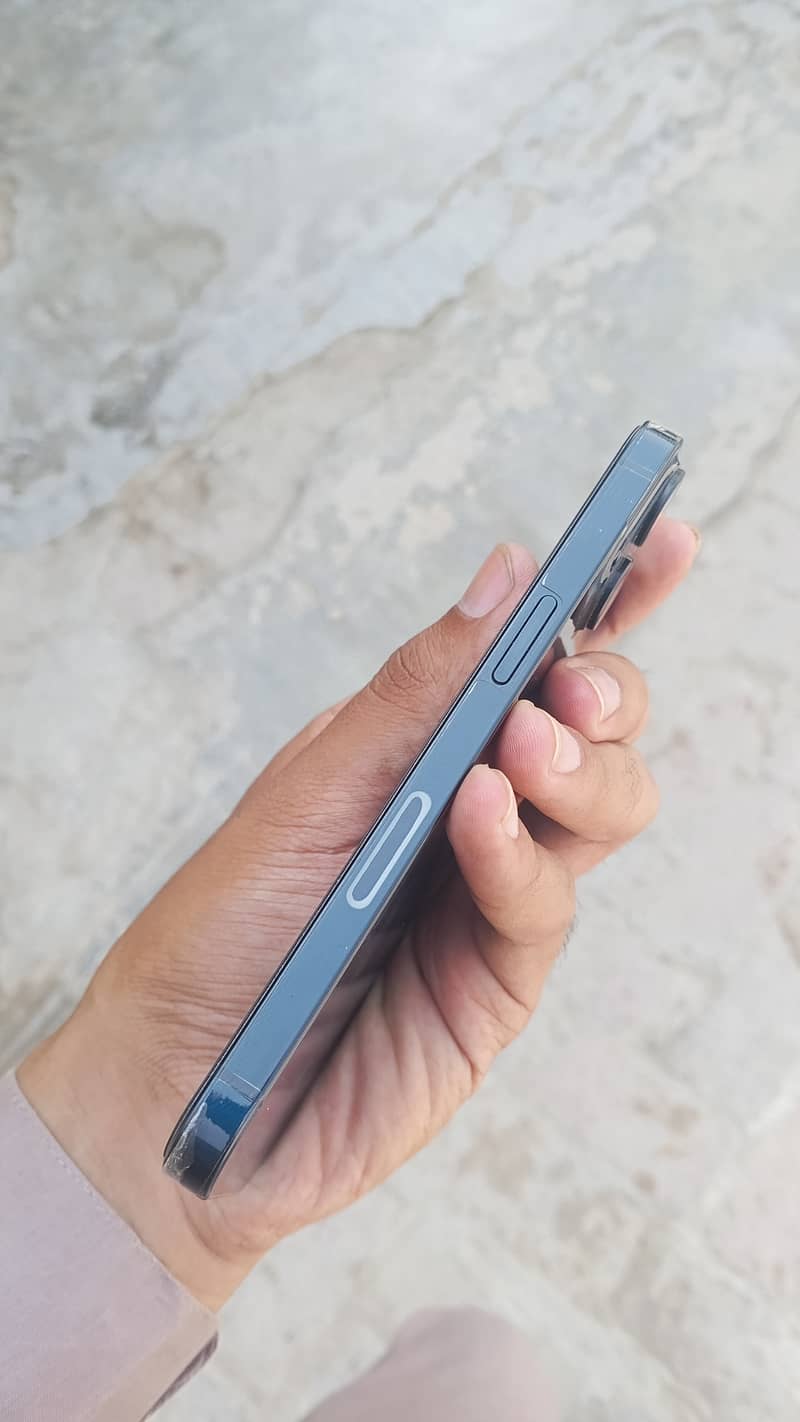 Apple iPhone 13 5