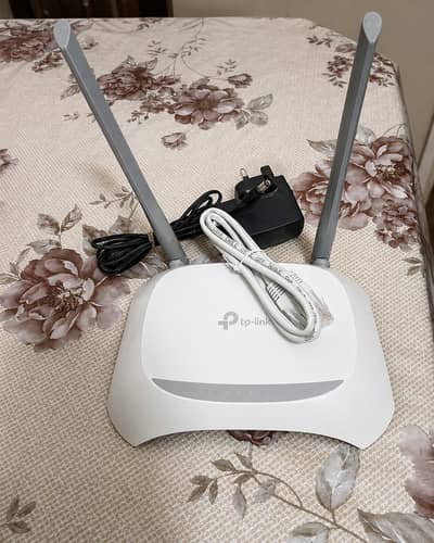 TP-Link TL-WR841N 300Mbps Wireless N Router – Excellent Condition