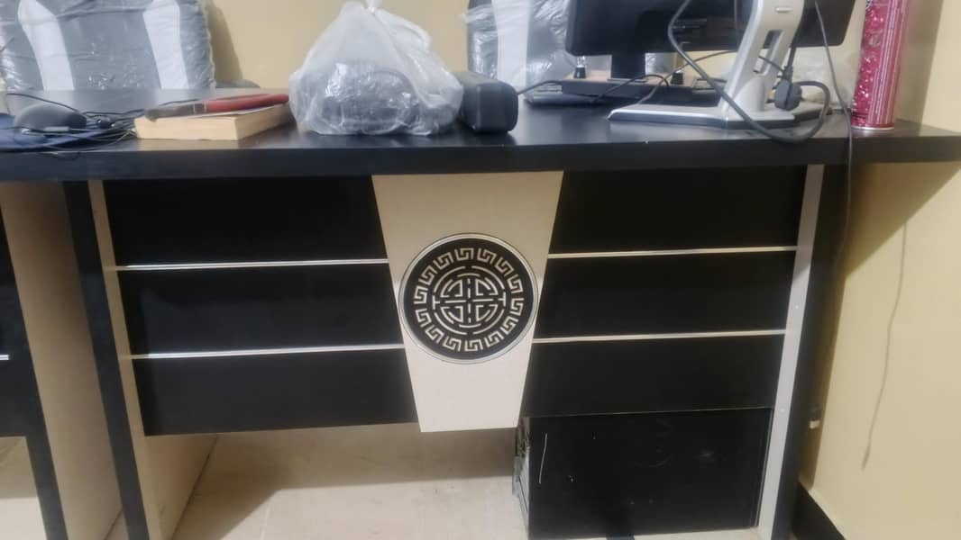 2 Office tables 0